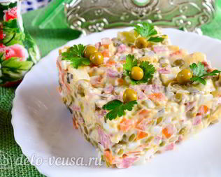 Салат Московский с копченой колбасой