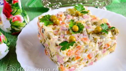 Салат Московский с копченой колбасой