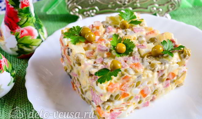 Салат Московский с копченой колбасой