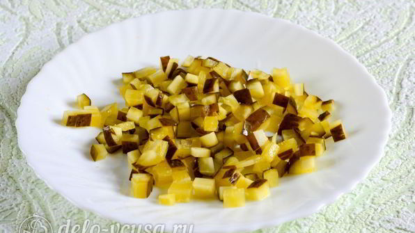 салат московский с копченой колбасой