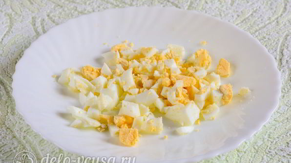 салат московский с копченой колбасой