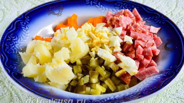 салат московский с копченой колбасой