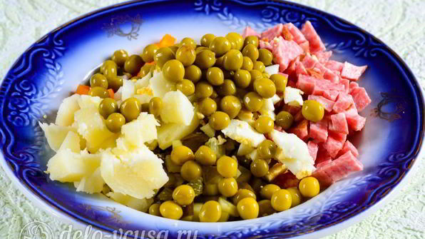 салат московский с копченой колбасой