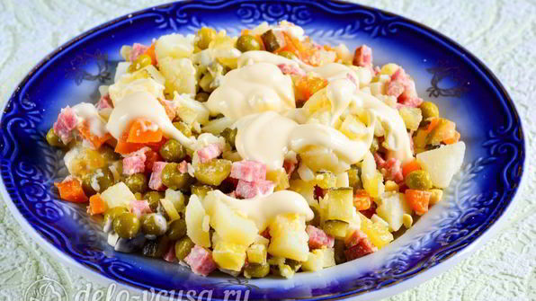 салат московский с копченой колбасой
