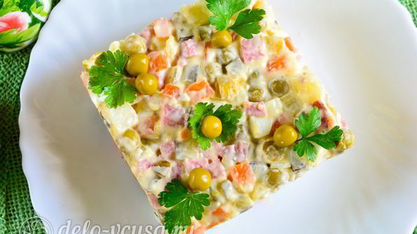 салат московский с копченой колбасой