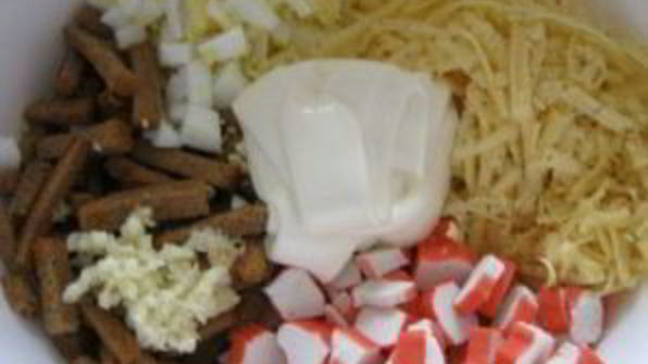 салат обалденный с сухариками