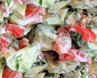 Салат огурцы, помидоры с майонезом