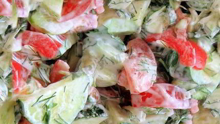 Салат огурцы, помидоры с майонезом