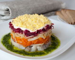 Сельдь под шубой с зеленым чесночным соусом