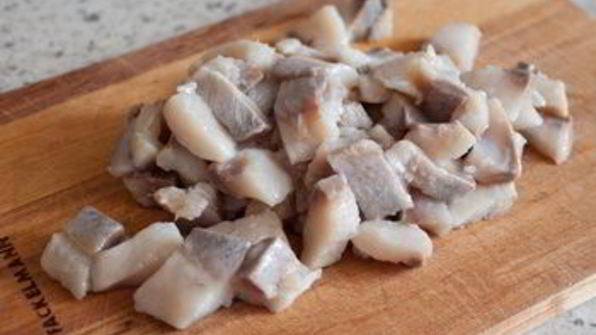 сельдь под шубой с зеленым чесночным соусом