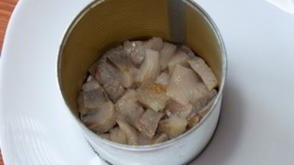 сельдь под шубой с зеленым чесночным соусом