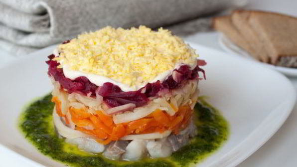 сельдь под шубой с зеленым чесночным соусом