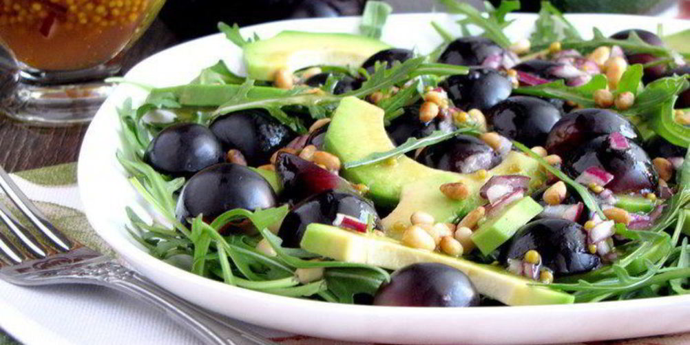 Рецепт салата с авокадо и черным виноградом