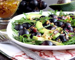 Салат с авокадо и черным виноградом