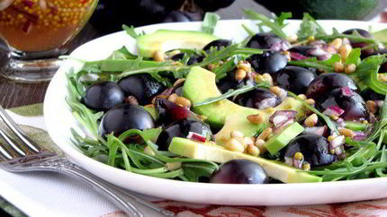 Салат с авокадо и черным виноградом