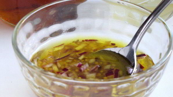 салат с авокадо и черным виноградом