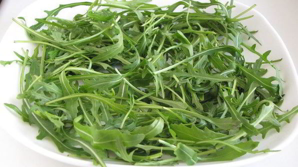 салат с авокадо и черным виноградом