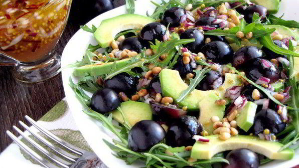 салат с авокадо и черным виноградом