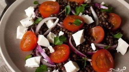 Салат с чечевицей и сыром фета