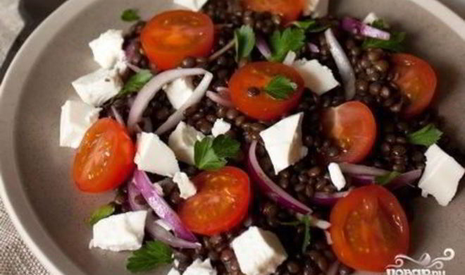 Салат с чечевицей и сыром фета