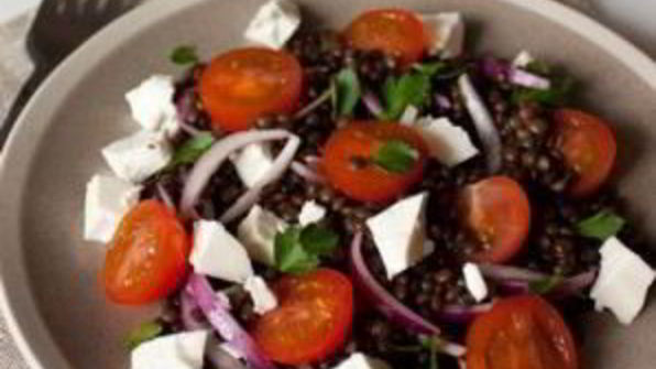 салат с чечевицей и сыром фета
