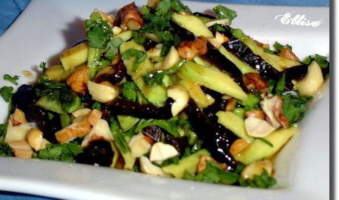 Салат с черносливом, авокадо и орехами