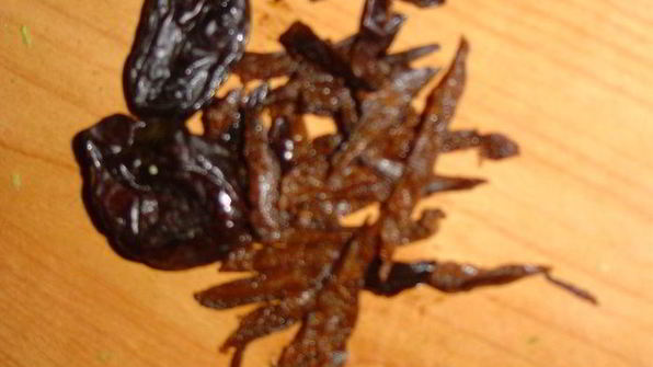 салат с черносливом, авокадо и орехами