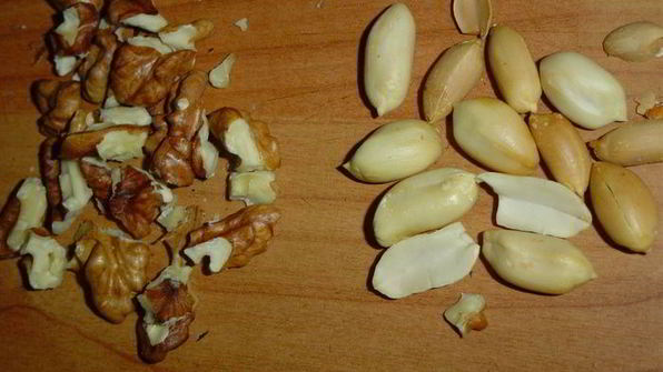 салат с черносливом, авокадо и орехами