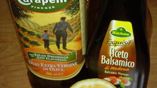 салат с черносливом, авокадо и орехами