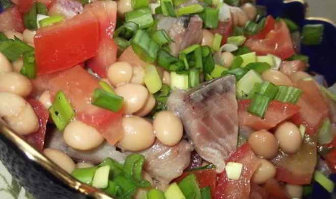 Салат с фасолью и сельдью