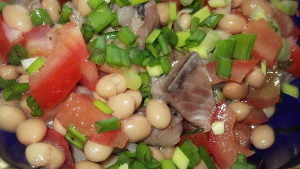 салат с фасолью и сельдью
