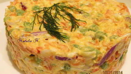 Салат с горошком, морковью и яйцами