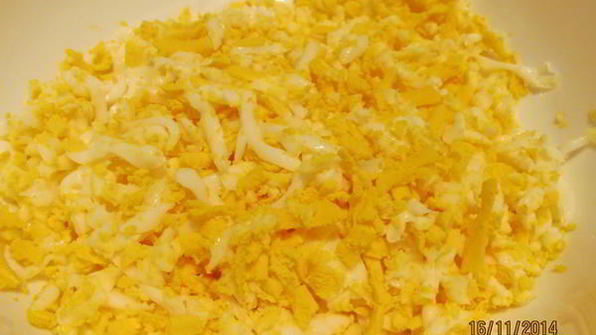 салат с горошком, морковью и яйцами