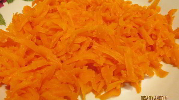 салат с горошком, морковью и яйцами