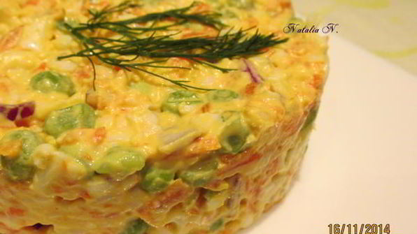салат с горошком, морковью и яйцами