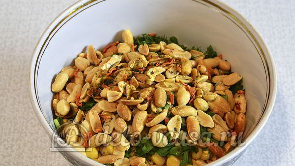 салат с капустой и арахисом