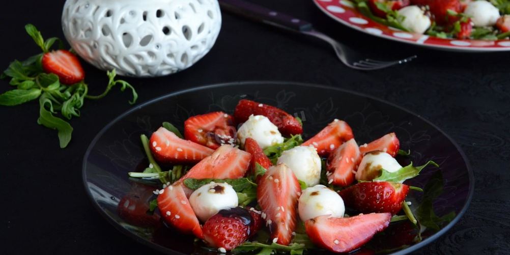 Рецепт салата с клубникой и рукколой