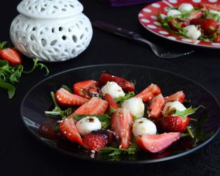 Салат с клубникой и рукколой