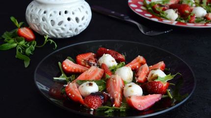 Салат с клубникой и рукколой