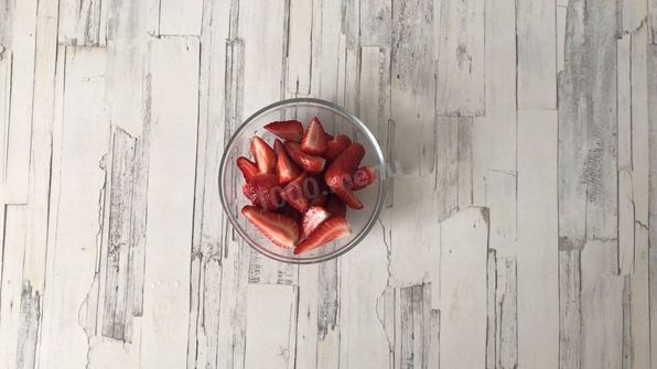 салат с клубникой и рукколой