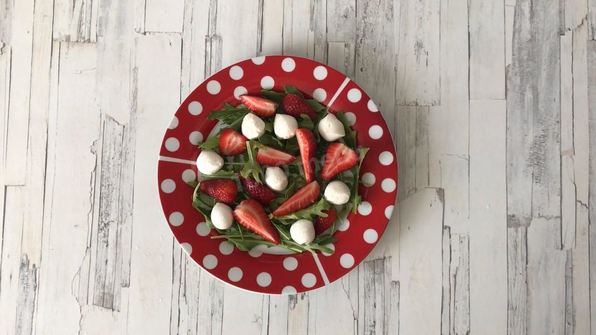 салат с клубникой и рукколой