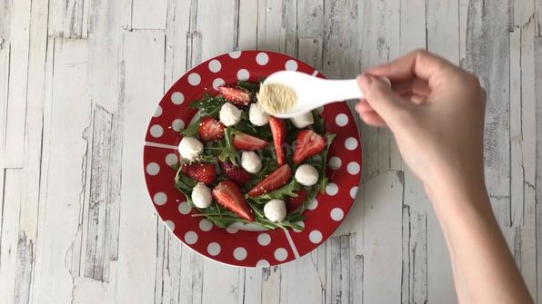 салат с клубникой и рукколой
