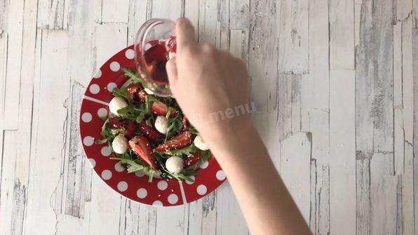 салат с клубникой и рукколой