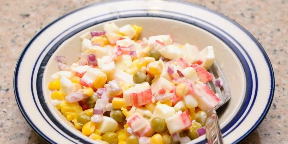 Рецепт салата с крабовым мясом и кукурузой