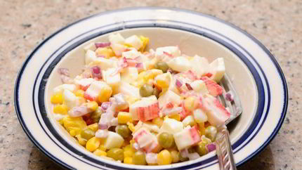 Салат с крабовым мясом и кукурузой