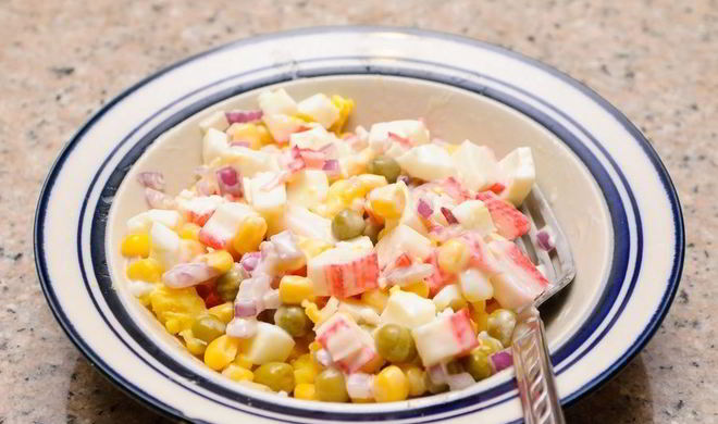 Салат с крабовым мясом и кукурузой