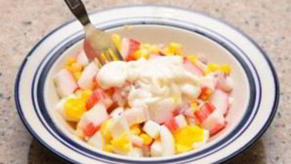 салат с крабовым мясом и кукурузой