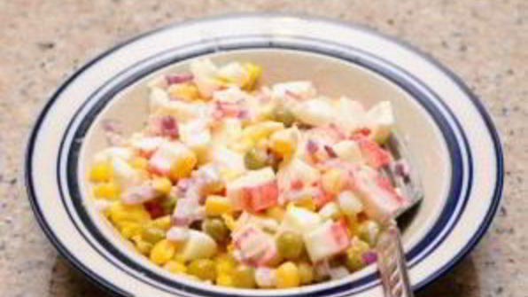 салат с крабовым мясом и кукурузой