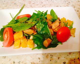 Салат с курицей, апельсинами и сыром фета