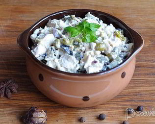 Салат с курицей и маслинами